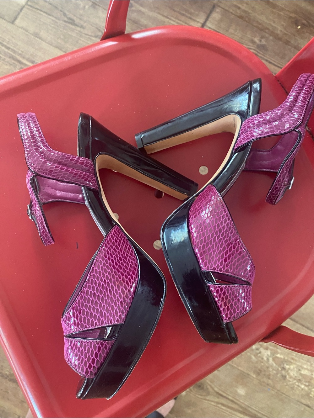 White House black market  Fuchsia Platform Sandals  pre owned good shape !